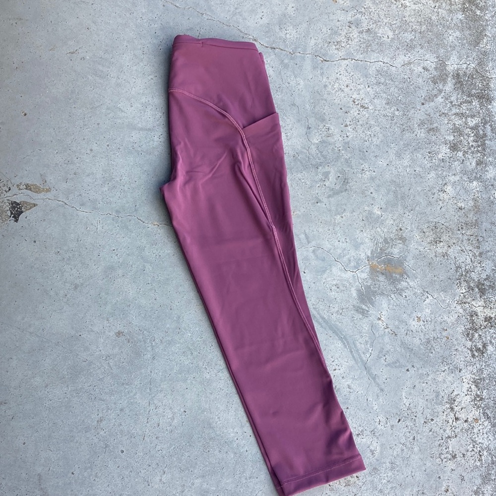 Lululemon Fast and Furious Free leggings. Size 6, 25”.